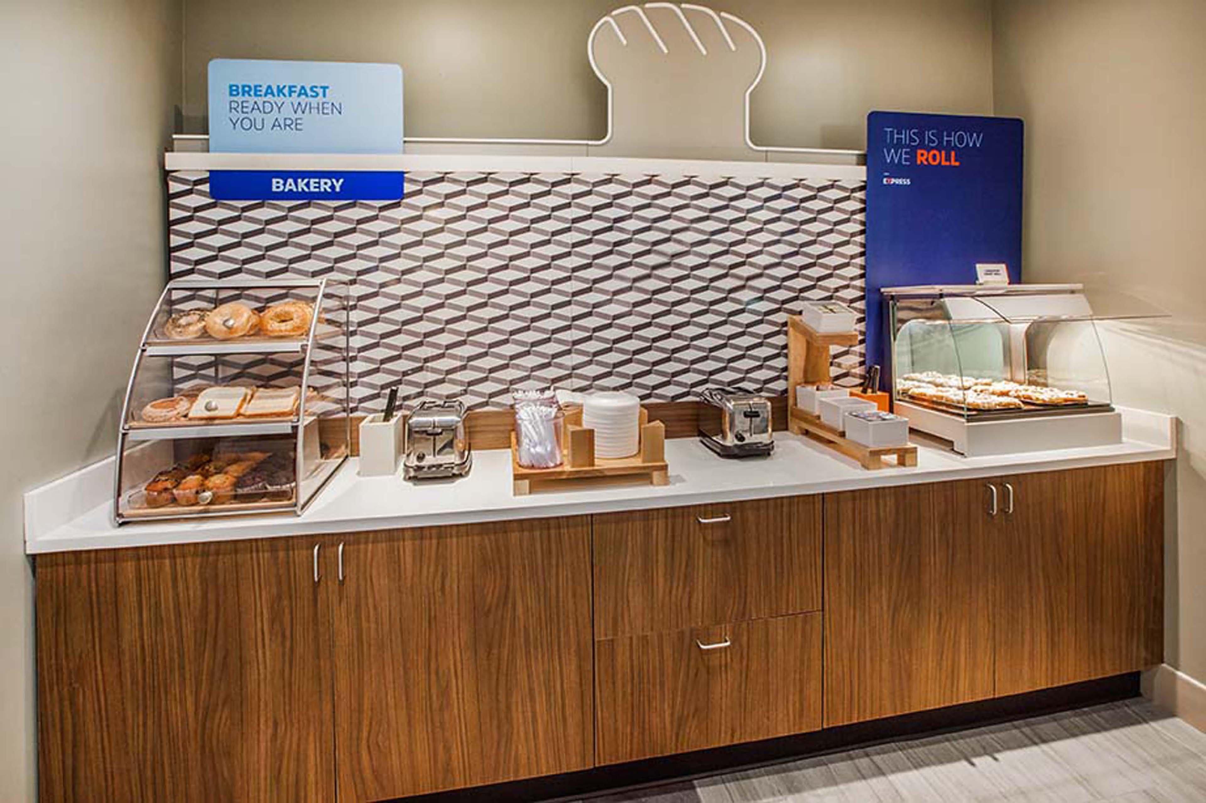 Holiday Inn Express & Suites - Boston South - Randolph By Ihg Zewnętrze zdjęcie